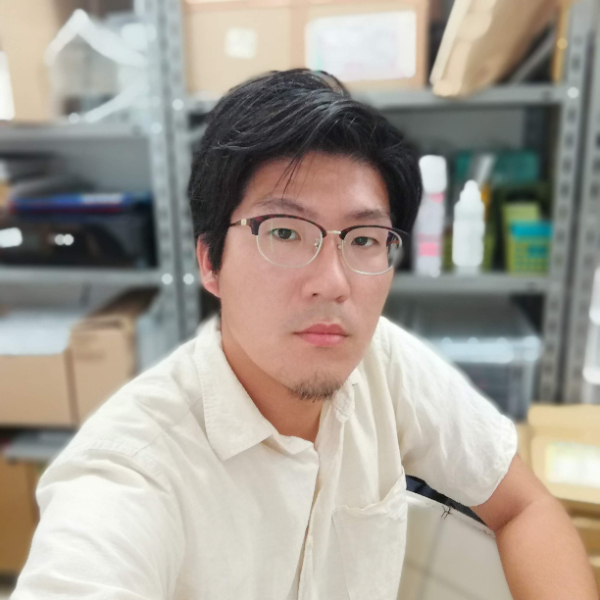 Photographer Sam Momota